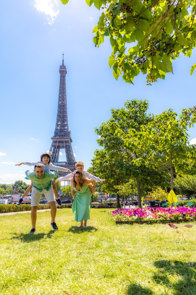 Family photoshoot in Paris