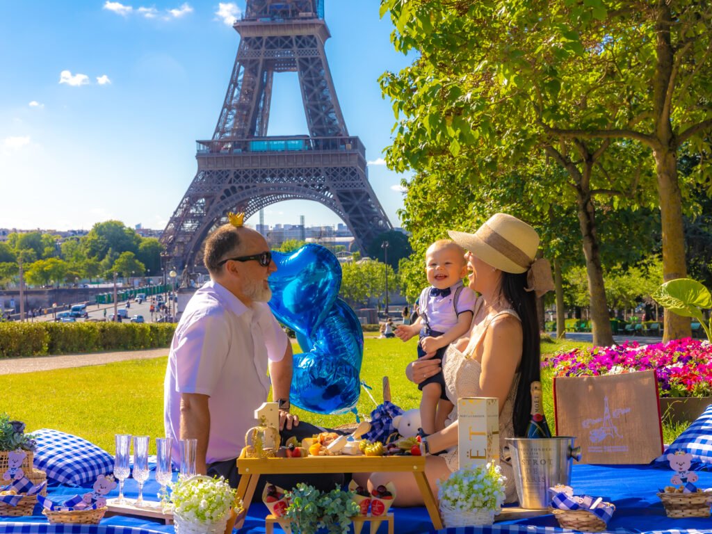 Family photoshoot in Paris